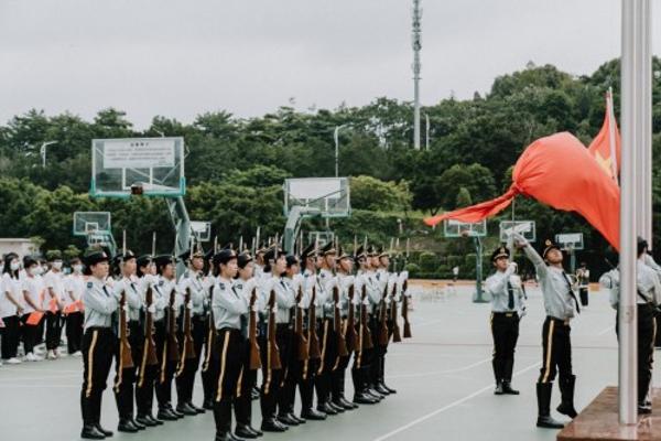  我校举行庆祝中国共产党成立100周年升国旗仪式暨重温入党誓词活动