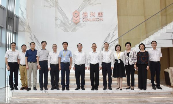  市人大常委会主任骆文智一行到访信利康