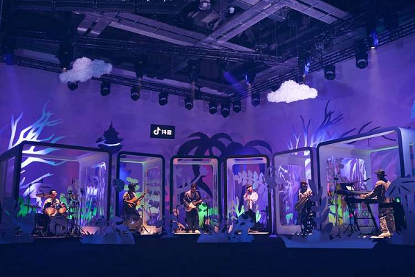  "鱼丁糸"亮相抖音夏日歌会 新歌首唱再掀音乐热潮