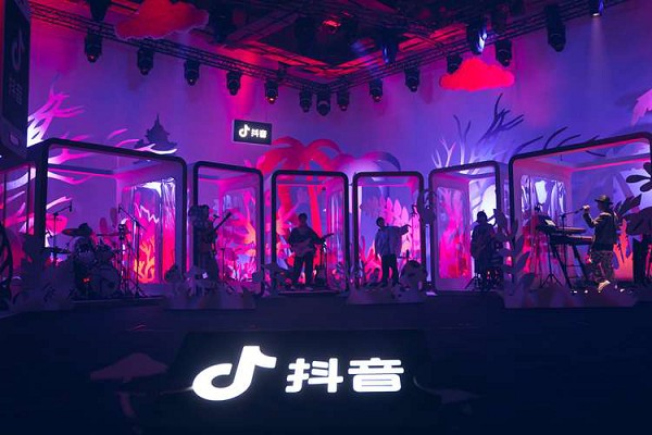  "鱼丁糸"亮相抖音夏日歌会 新歌首唱再掀音乐热潮