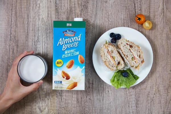 Almond Breeze蓝钻怡仁™ 巴旦木仁饮料，好饮料源自天然 