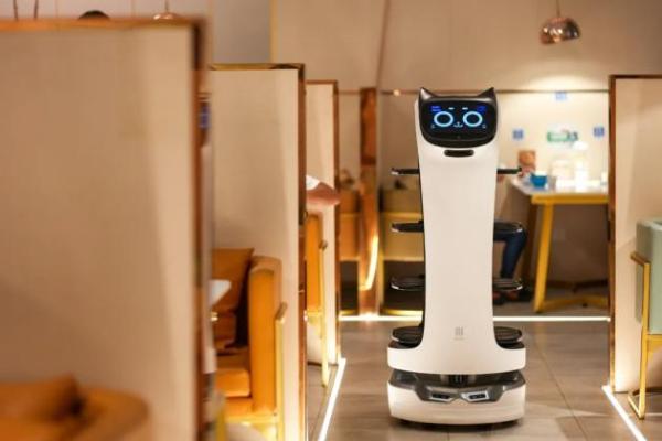  普渡机器人“贝拉”强势入驻集膳斑斓，助力餐厅服务智慧升级