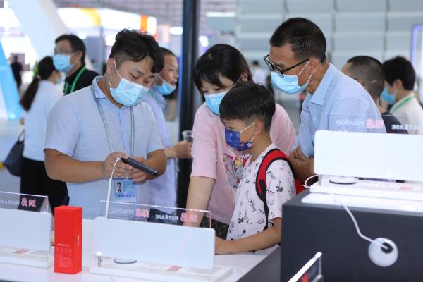 有道学习硬件矩阵登陆乌镇世界互联网大会 展示智能学习创新科技