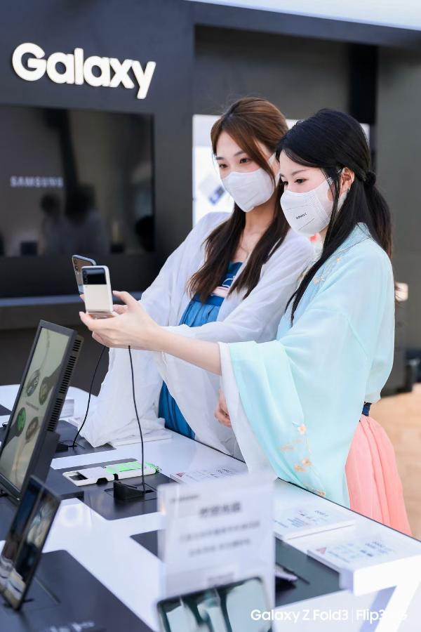 三星全新折叠屏手机快闪店亮相杭州 相约西湖畔体验新一代Galaxy Z系列
