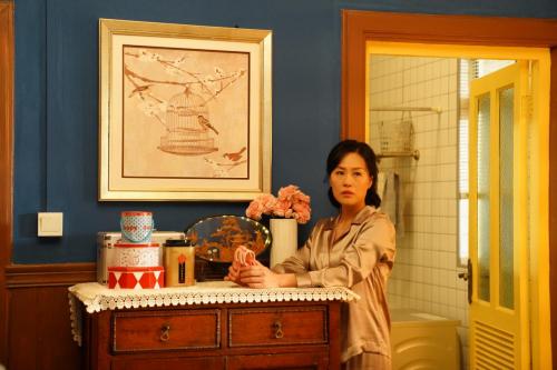 《婆婆的镯子》热播，邬君梅演技再现东方神韵，身穿CA BRIDA睡衣锦上添花