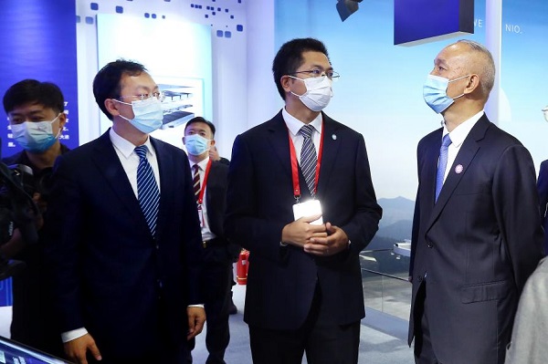 中国首款续航超1000公里液氢重卡亮相世界智能网联汽车大会 福田欧曼抢占新能源重卡高位