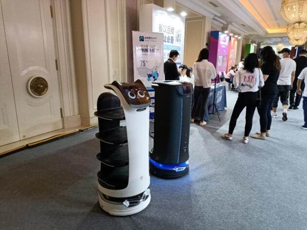 普渡机器人亮相2021花椒大连餐饮发展论坛