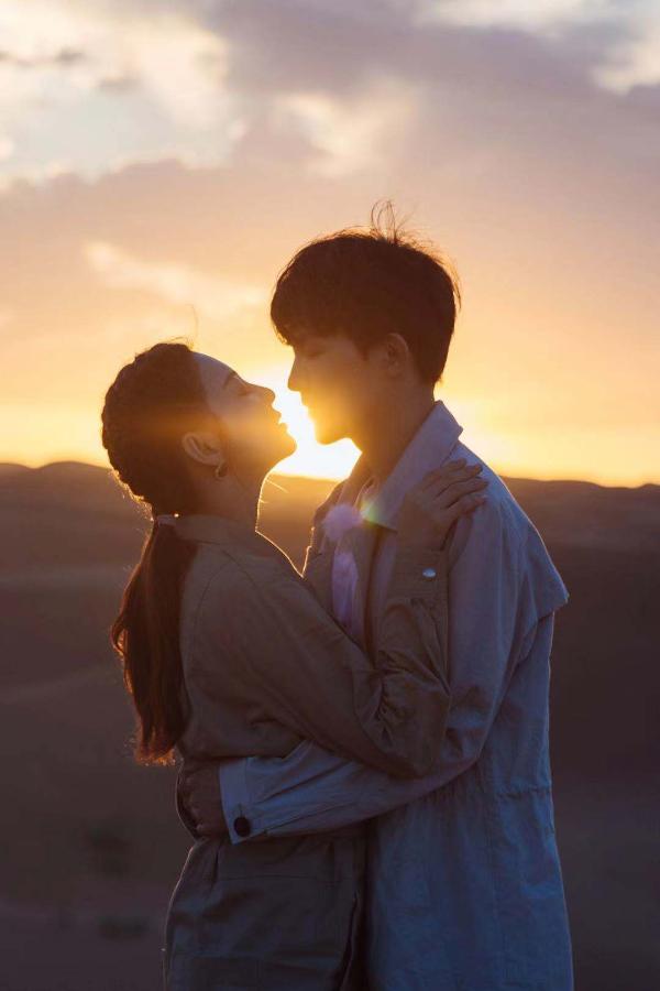 《女儿们的恋爱4》张雨绮李柄熹夕阳下接吻