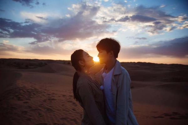 《女儿们的恋爱4》张雨绮李柄熹夕阳下接吻