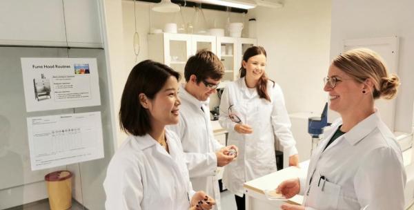 LH梨花品牌创始人前往瑞典乌普萨拉Disruptive科研中心进行考察，与科学家进行交流