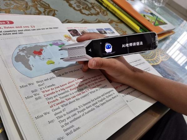 用AI思维打造新物种，阿尔法蛋AI词典笔T10引爆学生圈