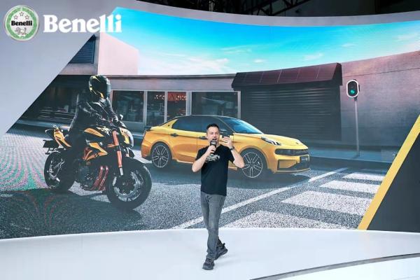 一个世界一个Benelli，经典三缸信仰燃爆重庆摩展