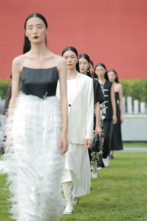  ZHOU MI 2022年春夏新品发布会闪耀中国国际时装周