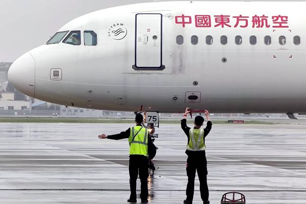 161架东航飞机陆续解除台风系留 东航上海航班运行有序恢复 