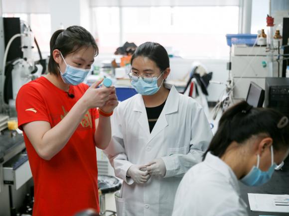  奥运冠军李冰洁拜访昆明植物研究所 了解高山植物价值及研究成果