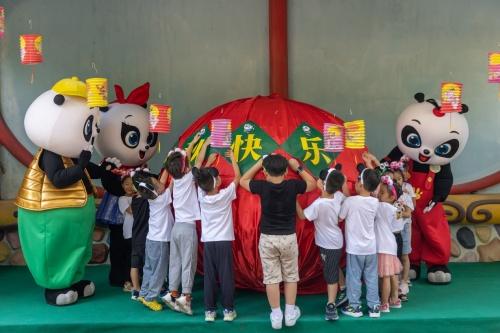 佳节临近 来长隆与全球唯一“大熊猫三胞胎”猜灯谜贺中秋