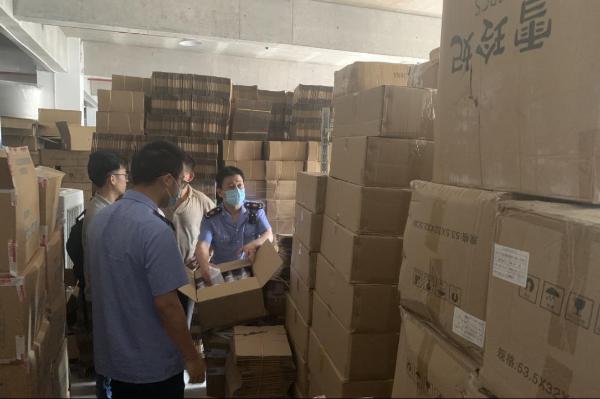市场出现新国潮品牌仿冒品 雪玲妃配合有关部门破获两起制假窝点