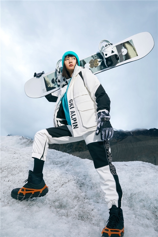  雪境先“型”者的首选装备，雪中飞发布高峰滑雪系列羽绒服
