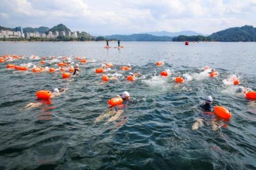  2021年千岛湖游泳公开赛鸣笛  天下秀水波浪飞扬
