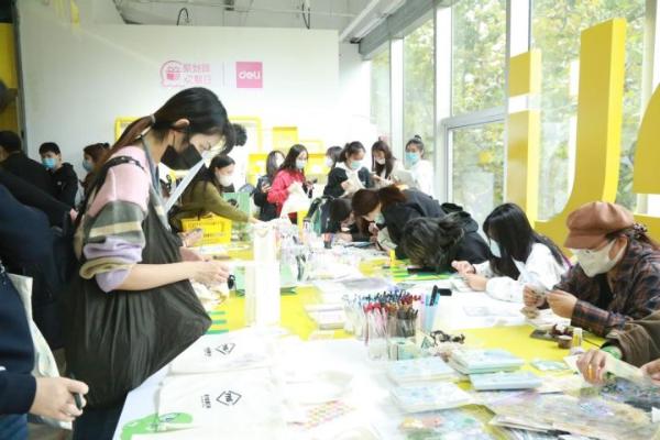  得力首家快闪店潮聚魔都TX淮海，代言人王源惊喜空降