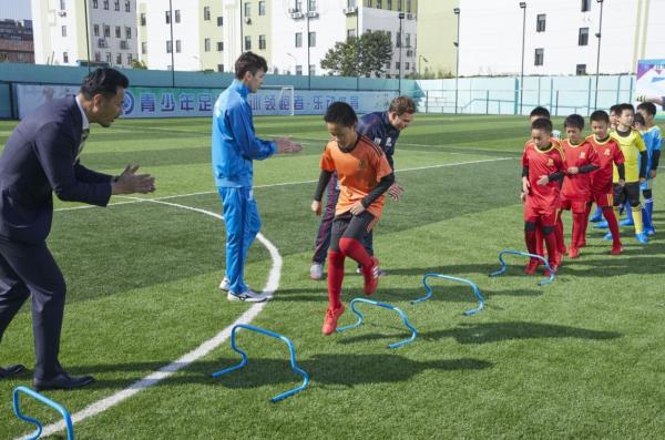  乐动体育公益教学专业指导，让社区孩子感受精英培训带来的提高