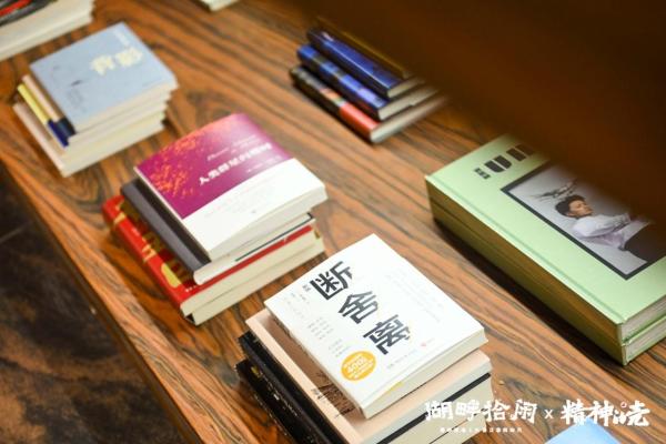  我们在这里打造了一个“精神的壳”湖畔书吧