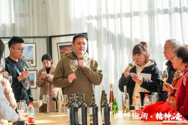  我们在这里打造了一个“精神的壳”湖畔书吧