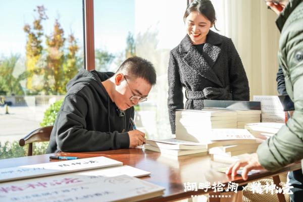  我们在这里打造了一个“精神的壳”湖畔书吧
