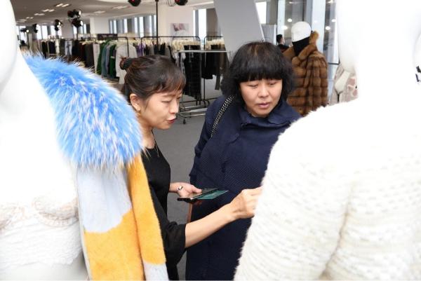 国际毛皮协会会员企业在SS22上海时装周，“宣读”皮草行业变革新主张