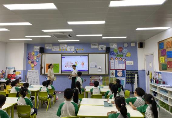 广州市侨联调研团参访黄埔区中大附属外国语实验学校 