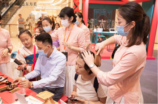 “梳声奇谈，相聚青岛” ——谭木匠“梳房颜究院”国风主题快闪店.青岛站等你来探
