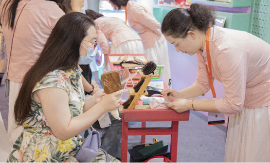 “梳声奇谈，相聚青岛” ——谭木匠“梳房颜究院”国风主题快闪店.青岛站等你来探