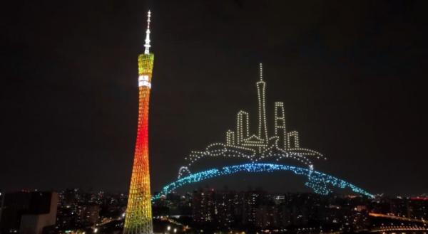  2021中国网络媒体论坛开幕 穿越千机广州上演千架无人机表演大秀