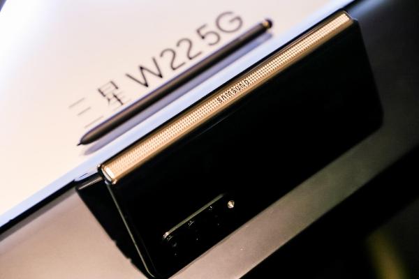 全新交互 书写优雅 尽在心系天下三星W22 5G专属S Pen