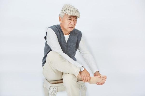 老人脚型变化大 足力健老人鞋是更专业、更舒适的选择