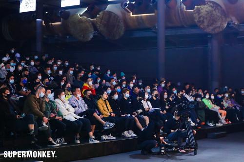  为健身教练办主题演讲，超级猩猩又“酷”了一回