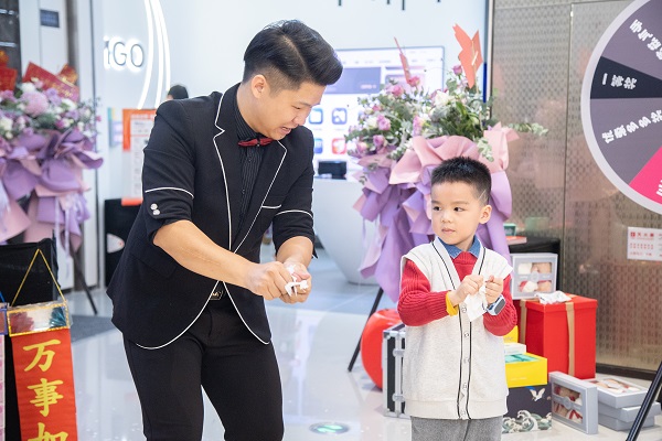 坚果投影深圳双店盛大开业，让美好生活不止于想象
