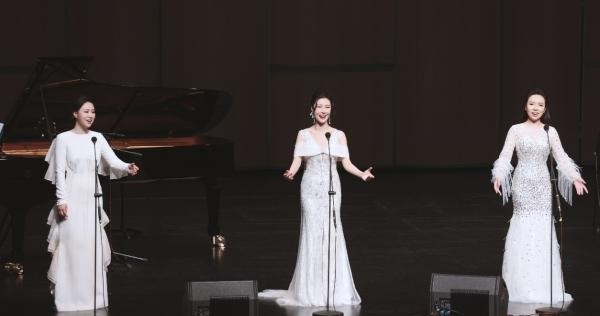 Chang Sisi's solo concert ended perfectly, Guangxi University of Arts hires Chang Sisi as guest professor