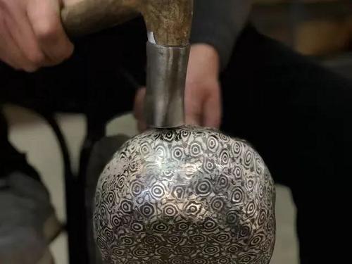  传承人母炳林借短视频展示制银工艺，抖音电商助力非遗传承与保护