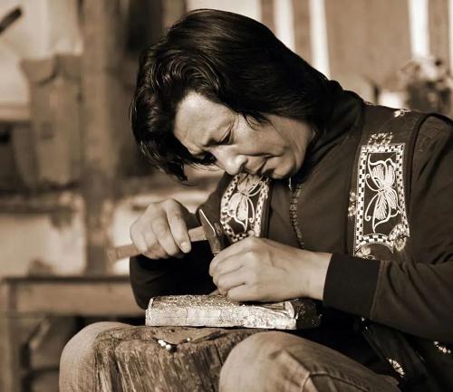  传承人母炳林借短视频展示制银工艺，抖音电商助力非遗传承与保护