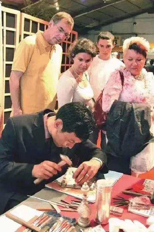  传承人母炳林借短视频展示制银工艺，抖音电商助力非遗传承与保护