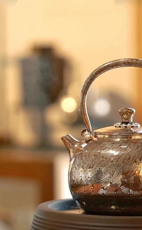  传承人母炳林借短视频展示制银工艺，抖音电商助力非遗传承与保护