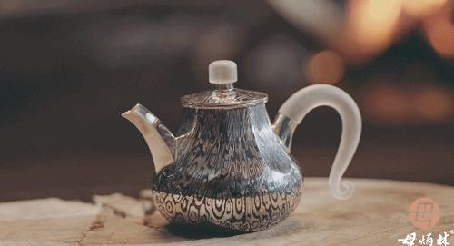  传承人母炳林借短视频展示制银工艺，抖音电商助力非遗传承与保护