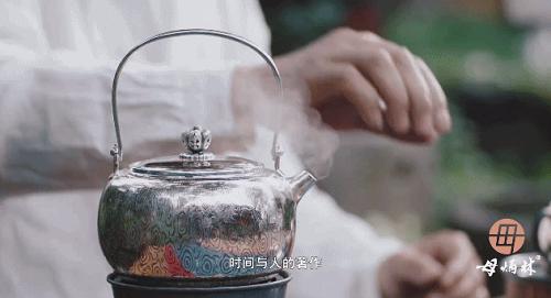  传承人母炳林借短视频展示制银工艺，抖音电商助力非遗传承与保护