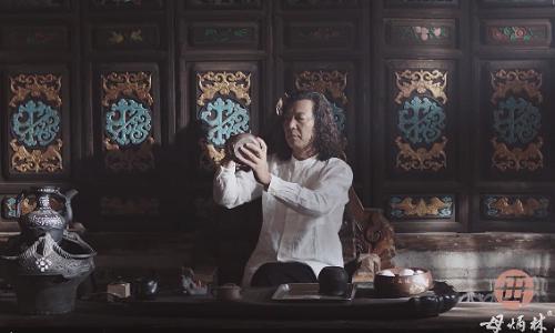  传承人母炳林借短视频展示制银工艺，抖音电商助力非遗传承与保护