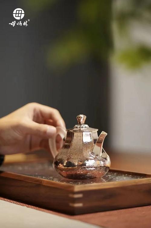  传承人母炳林借短视频展示制银工艺，抖音电商助力非遗传承与保护