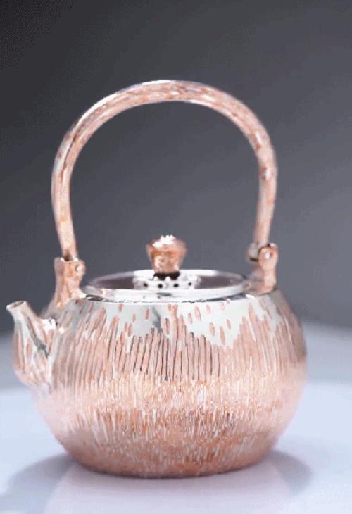  传承人母炳林借短视频展示制银工艺，抖音电商助力非遗传承与保护