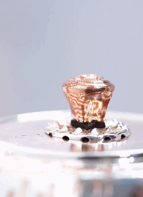  传承人母炳林借短视频展示制银工艺，抖音电商助力非遗传承与保护