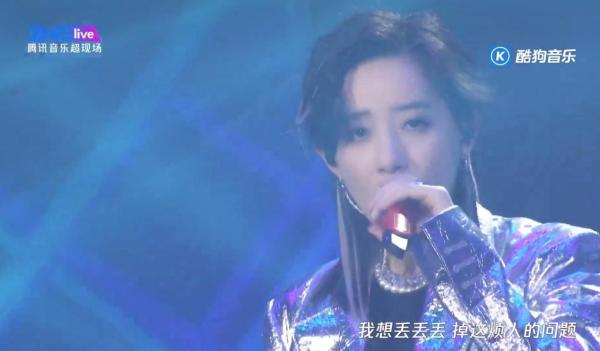  李斯丹妮在酷狗TMElive开线上演唱会，霸气唱跳谁能不爱？