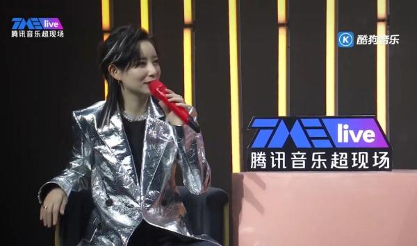  李斯丹妮在酷狗TMElive开线上演唱会，霸气唱跳谁能不爱？